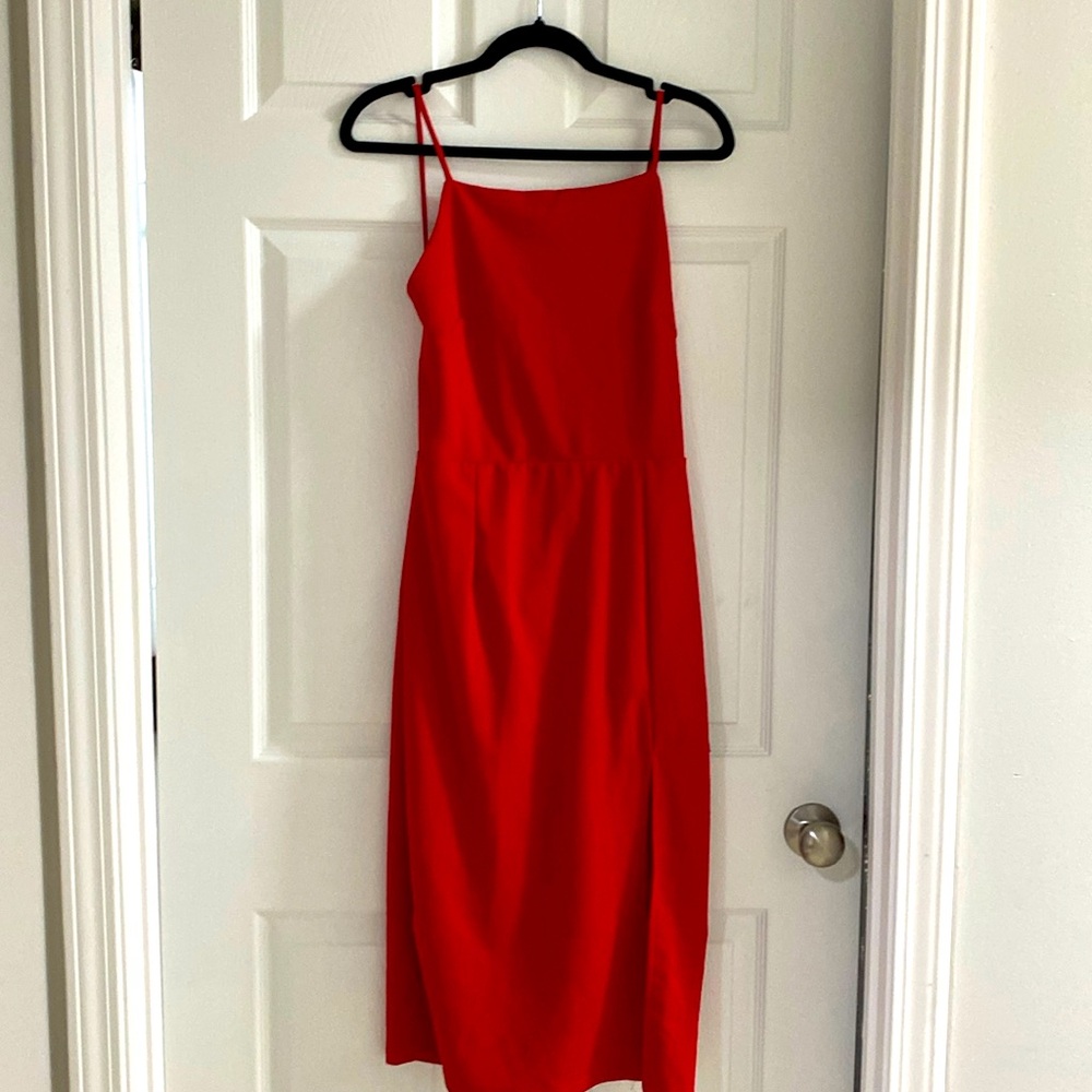 Beautiful red dress. I’m 5 2 and comes below the knees.